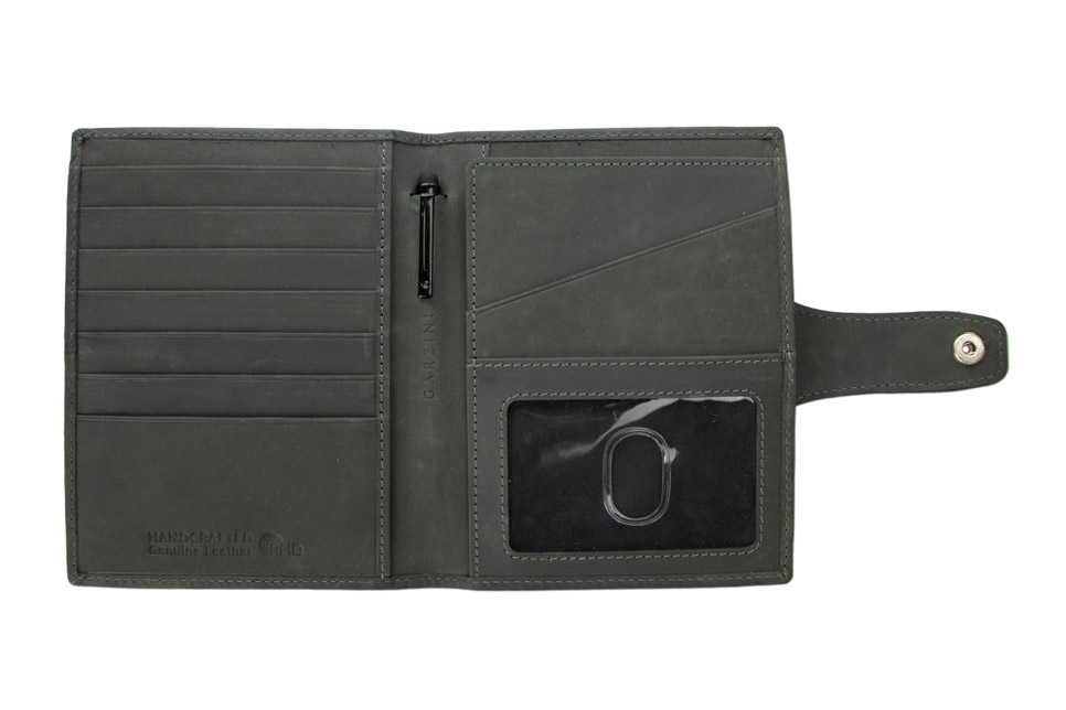 Garzini AirTag Passport Holder