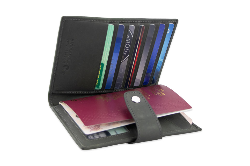 Garzini AirTag Passport Holder