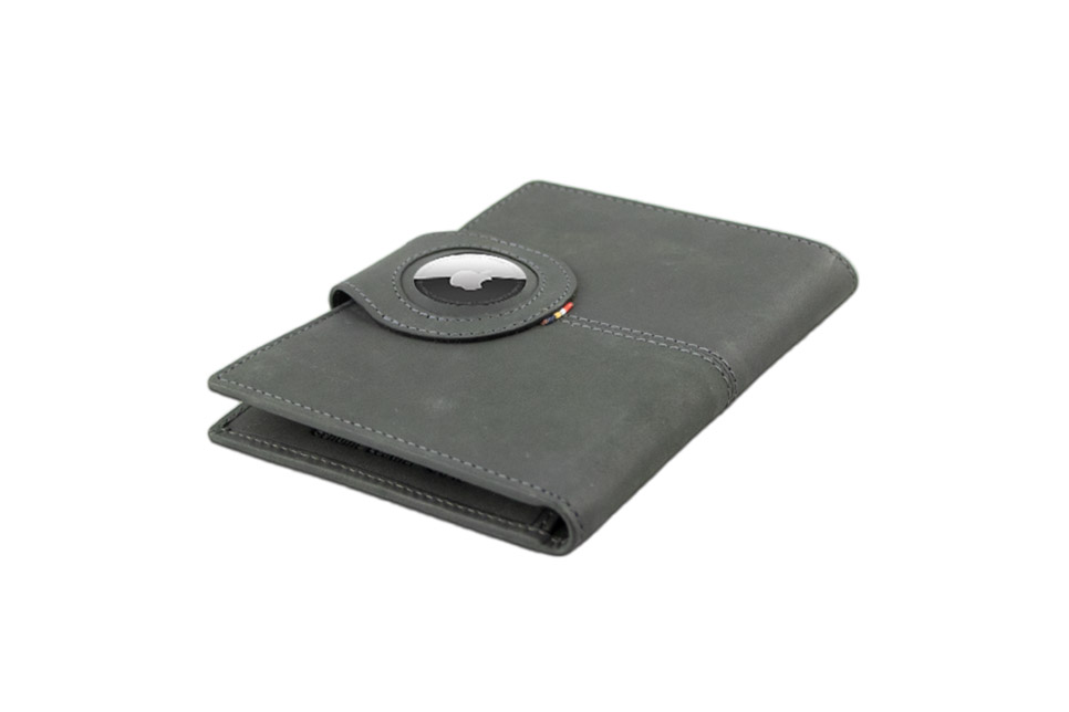 Garzini AirTag Passport Holder